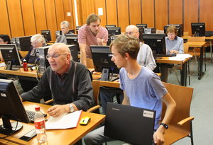 Senioři píší Wikipedii i v době pandemie
