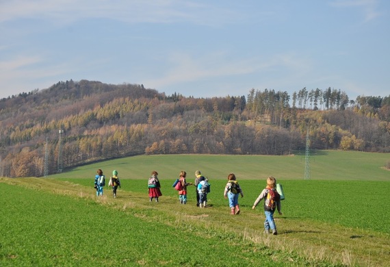 S dětmi a přáteli u potůčku_lesní klub U potůčku